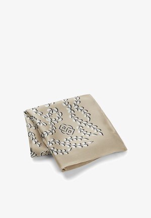 Beżowy jedwabny szalik z czarno-białymi wzorami liści oraz splecionym logo "B", złożony na białym tle.