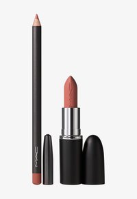 MAC lip pencil in een donkere bruine/roze tint en een lipstick in een bijpassende zachte matte kleur, met zwarte en zilveren verpakkingsdetails.