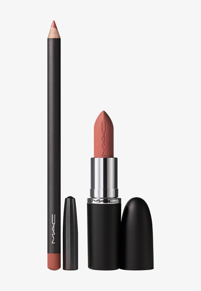 MAC lip pencil in een donkere bruine/roze tint en een lipstick in een bijpassende zachte matte kleur, met zwarte en zilveren verpakkingsdetails.