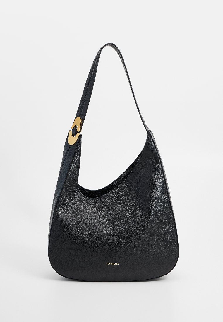 Borsa hobo nera in pelle con finitura testurizzata, dotata di una singola tracolla e di un accento circolare dorato sulla tracolla.