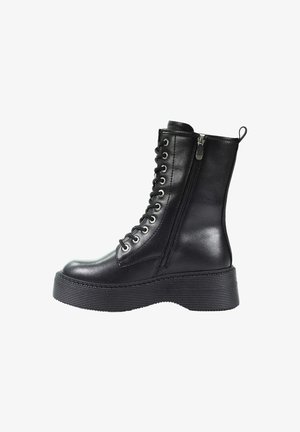 Czarne skórzane botki na platformie z przodem na sznurowanie, bocznym zamkiem błyskawicznym, pętlą przy pięcie oraz grubą, ryflowaną podeszwą.