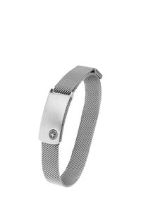 Pulsera de malla de acero inoxidable con un cierre rectangular liso y un acento circular que presenta un patrón de estrellas. Color plateado con una textura fina.