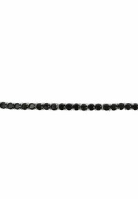 Bracciale in pietre preziose nere con pietre rotonde sfaccettate montate in metallo di tonalità argento. Superficie liscia e spaziatura uniforme tra le pietre.