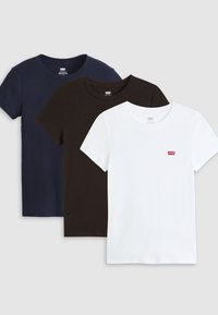 Trois t-shirts à manches courtes en coton navy, noir et blanc, avec des encolures ras du cou et un petit logo rouge sur le t-shirt blanc.