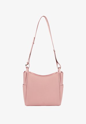 Růžová kožená kabelka přes rameno s zakřiveným vrcholem, nastavitelným popruhem a bočními kapsami. Hladký povrch, minimalistický design, jemný detail loga.