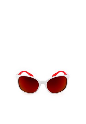 Occhiali da sole con montatura bianca, lenti con colorazione rossa e terminali delle astine rossi, mostrati frontalmente su sfondo bianco.
