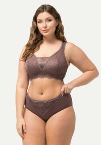Draadloze bruine lace bralette met een bloemenpatroon en een zachte voering, gecombineerd met bijpassende high-waisted slipjes met lace accenten.