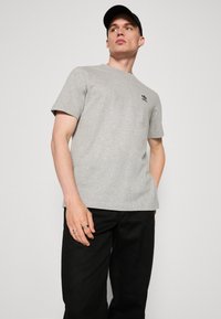 adidas Originals TREFOIL ESSENTIALS - Camiseta estampada - medium grey heather