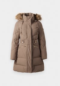 Abrigo de invierno acolchado color topo con capucha con ribete de piel, cuello alto, cintura ceñida con cinturón y bolsillos frontales con cremallera, sobre fondo blanco.