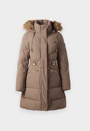 Taupe polstret vinterjakke med hette med pelskant, høy krage, belted midje og glidelåslommer mot hvit bakgrunn.