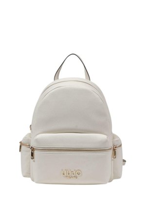 Zaino in pelle bianca con design curvo, due tasche frontali con zip e manico superiore. Accenti in hardware dorato e logo del marchio impresso.