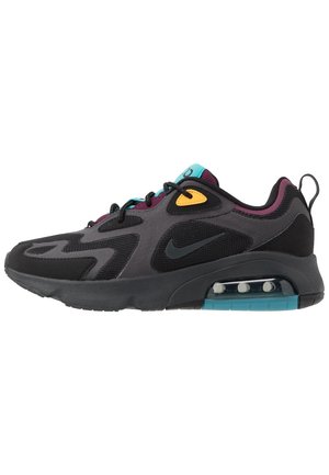 Sort og grå Nike-sneakers med turkise og vinrøde accenter, gul snøredetalje og synlig luftpolstring i sålen.