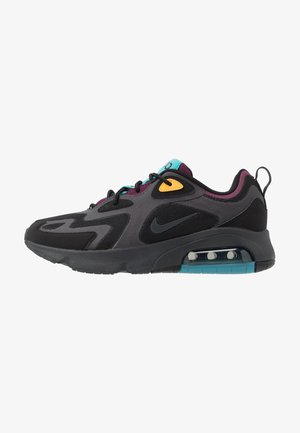 Baskets Nike noires et grises avec des accents bleu sarcelle et bordeaux, détails jaunes sur les lacets et coussin d’air visible dans la semelle.