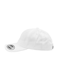 Weißer Baseball-Basecap aus Stoff. Verfügt über einen flachen Schirm, belüftende Ösen und ein kleines Logotag auf der Rückseite.