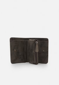 Zwarte leren portefeuille met een zachte textuur, interne kaartvakken, een ritsvak voor munten en een drukknoopsluiting. Kenmerkt zich door minimale hardware accenten.