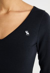 Abercrombie & Fitch CLOUD ICON VNECK - Topper langermet - black beauty