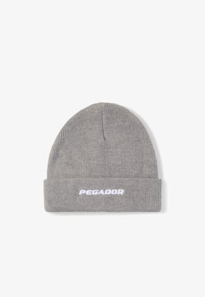 Graue gestrickte Mütze mit umgeschlagenem Saum und weißem, aufgesticktem 'PEGADOR'-Logo auf der Vorderseite, vor weißem Hintergrund isoliert.