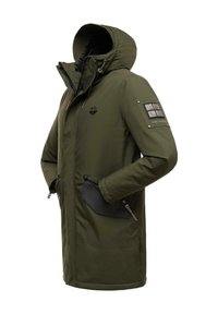 Parka izolată de culoare verde măslin, cu închidere prin fermoar, glugă ajustabilă, buzunare cu margini negre și o patch decorativ pe mânecă.