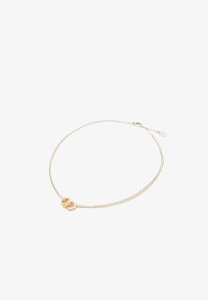 Collier en argent avec un fermoir en or, présentant un élément pendentif lisse et arrondi. La chaîne a un design en maille fine et texturée.