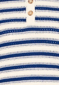 Majica iz bombažnega trikotnika z vodoravnimi temno modrimi in belimi črtami, s tremi svetlo rjavimi gumbi pri ovratniku. Opazna odprta tkanina.