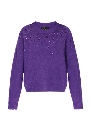 Fialový pletený svetr s pohodlným střihem, který má texturovanou látku a ozdobné lesklé fialové detaily na přední straně.