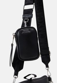 Zwarte leren kleine tas met rits en afneembare verstelbare schouderband met zwarte reliëftekstdetail.