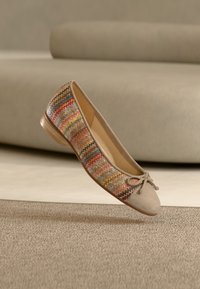 Vybráno, brown/multi-coloured/rabbit