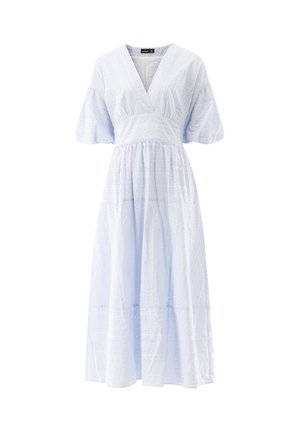 Hellblaues Midikleid aus Lochstickerei-Stoff, mit V-Ausschnitt, kurzen Puffärmeln, tailliertem Schnitt und gerafftem Rock.