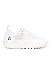 Sneaker bianca con tomaia in pelle texturizzata, allacciatura frontale, suola in gomma rialzata e un sottile dettaglio del logo sul lato.