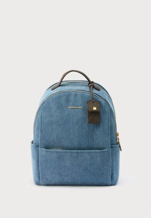 Zils džinsa mugursoma Michael Kors ar priekšējo kabatu, augšējo rokturi, zelta rāvējslēdzēju un tumši ādas tagu ar pogas aizdari.