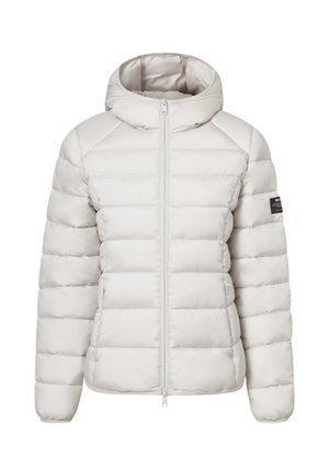 Šviesiai pilka pūkinė striukė su kapišonu, pagaminta iš austos medžiagos, horizontalaus siuvinėto rašto ir priekyje užtrauktuku. Rankovėje yra logotipas.