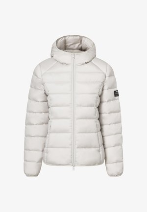 Šviesiai pilka pūkinė striukė su kapišonu, pagaminta iš austos medžiagos, horizontalaus siuvinėto rašto ir priekyje užtrauktuku. Rankovėje yra logotipas.