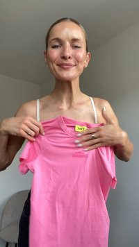 Rožinė medvilninė marškinėlių su apvalia iškirpte, trumpomis rankovėmis ir spaudiniu "Šiek tiek dramatiška" tamsesne spalva. Etiketėje nurodyta "JJXX."