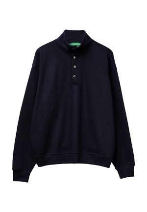 Pullover nero a maniche lunghe con collo alto e tre bottoni automatici metallici sul davanti.