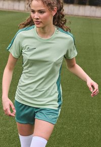 Nike Performance TOP BRANDED - Spordi T-särk - vapor green/bicoastal/bicoastal