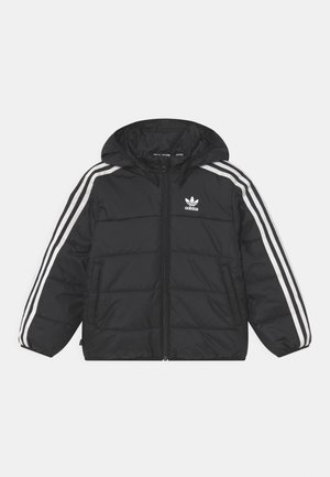 Chaqueta negra acolchada con capucha, con acentos de tres rayas blancas en las mangas y un pequeño logo blanco en el pecho. Textura suave.