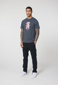 CLOSURE London PAINTED TEDDY TEE - Majica kratkih rukava s printom - charcoal