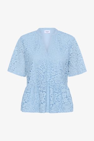 Világoskék csipkeblúz V-nyakkal, rövid ujjakkal és peplum derékkal. Finom virágminták az anyagon.