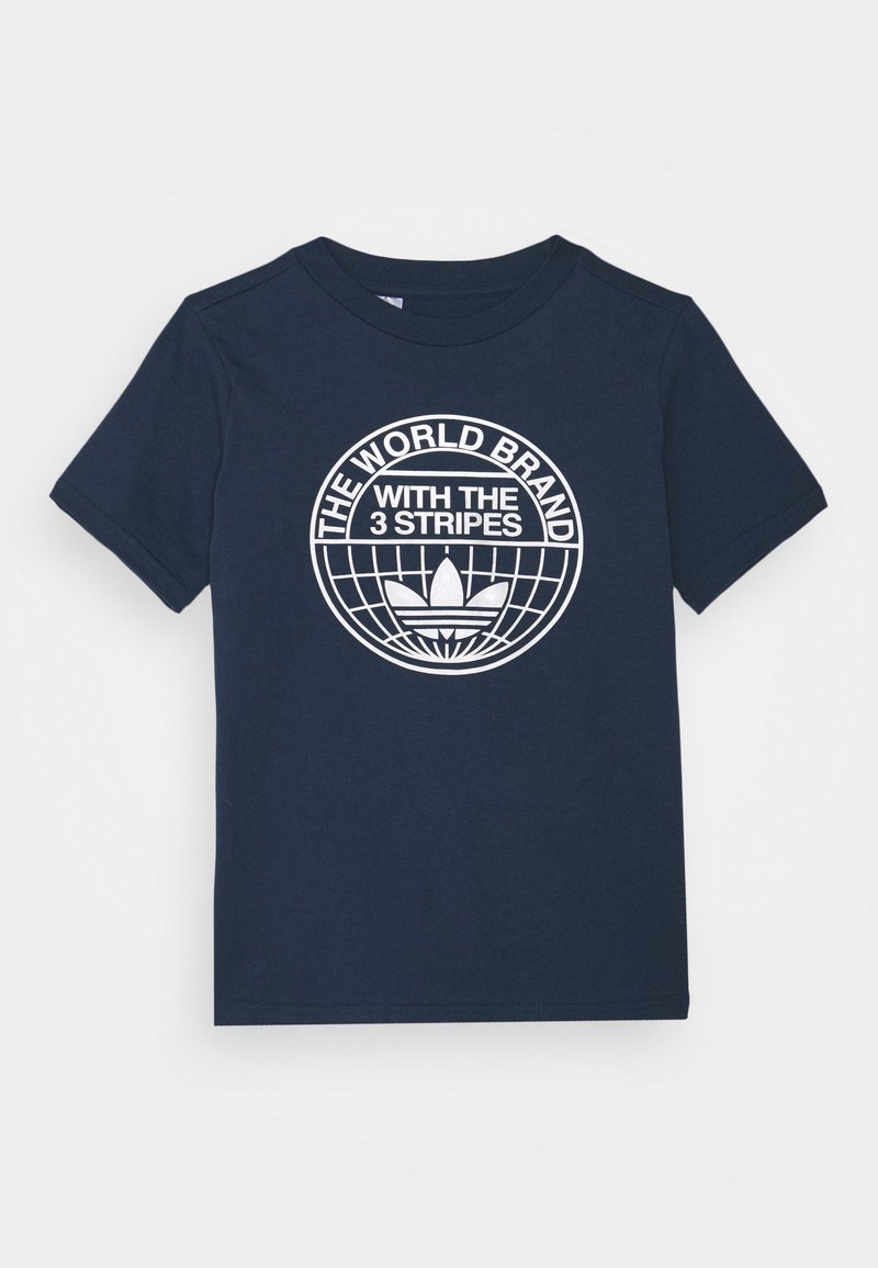 T-shirt in cotone blu navy con maniche corte, caratterizzato da una grafica bianca di un globo e testo che recita "IL MARCHIO MONDIALE CON 3 STRISCE".