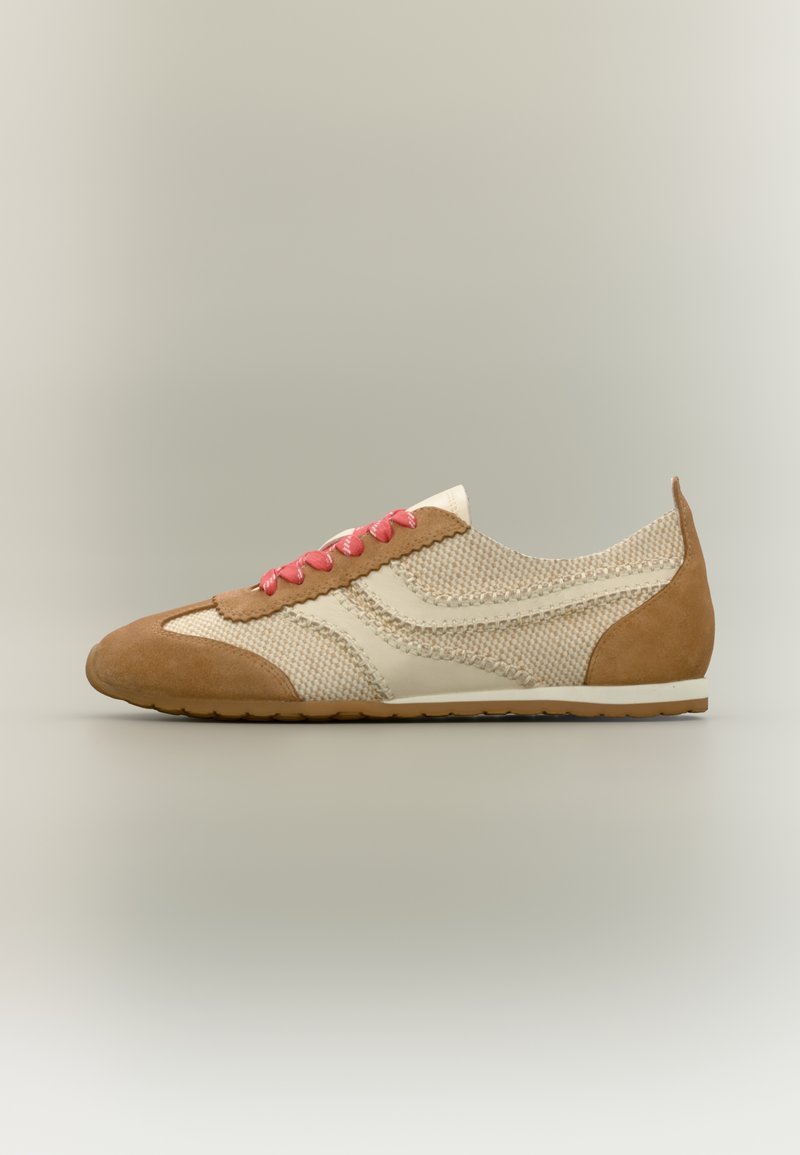 Παπούτσι τύπου sneaker σε μπεζ υφαντό ύφασμα με καφέ σουέντ λεπτομέρειες και φωτεινά ροζ κορδόνια, τοποθετημένο σε ουδέτερο φόντο.