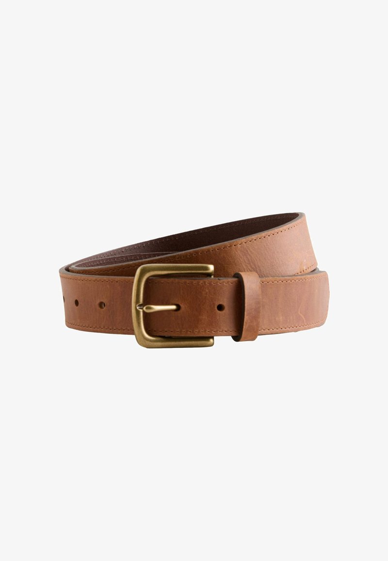 Ceinture en cuir marron avec boucle en laiton, roulée et posée sur un fond blanc.