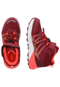 Röda träningsskor med övre i mesh, kontrasterande orange detaljer, justerbar rem och gummiyttersula med texturerat grepp.