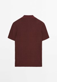 Kortärmad vinröd polo med ribbad textur och klassisk krage. Enkelt design utan synliga mönster eller utsmyckningar.