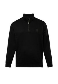 Sudadera negra de pullover con alto cuello, cierre de media cremallera en la parte delantera, gran bolsillo frontal y un pequeño parche con el logo en el pecho. Textura de tela suave.