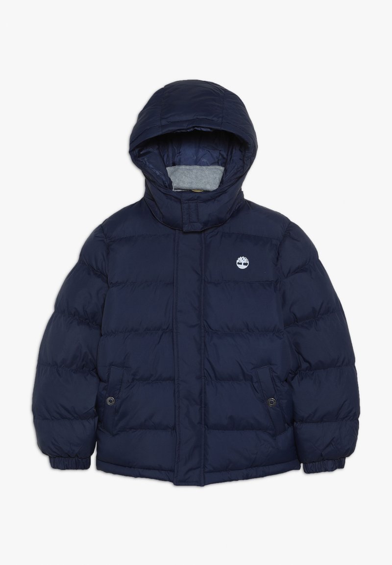 Doudoune bleu marine avec capuche, dotée d'une fermeture éclair, de poches latérales et d'un petit logo sur la poitrine ; design matelassé et texture douce.