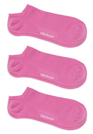 Rosa Baumwollsocken bis zur Knöchel, im Set von drei Stück, mit einer glatten Textur und einem gerippten Bündchen, auf dem "DillySocks" in Weiß gedruckt ist.