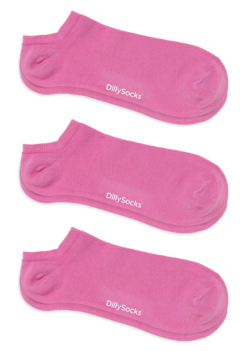 Trois paires de chaussettes basses roses avec "DillySocks" imprimé en blanc sur les côtés, disposées verticalement sur un fond blanc.