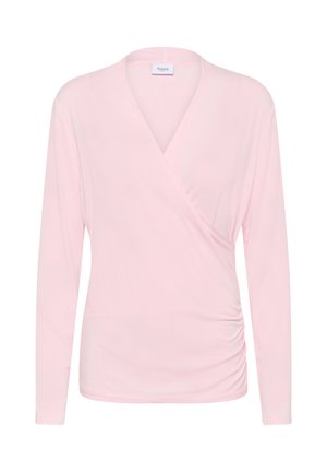 Haut à manches longues en tissu rose doux, avec un design à col en V, un détail froncé sur le côté et une texture légère et lisse.