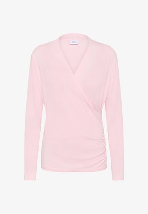 Haut à manches longues en tissu rose doux, avec un design à col en V, un détail froncé sur le côté et une texture légère et lisse.