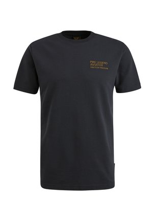 Mørkeblå t-shirt fremstillet af bomuld, med rund halsudskæring og korte ærmer. Foran er der guldtekst: "PME LEGEND AVIATOR FIND YOUR FREEDOM."
